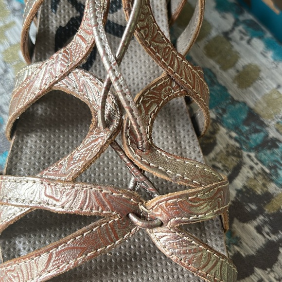 OTBT woman’s size 10 pewter wedge sandals - Picture 8 of 8